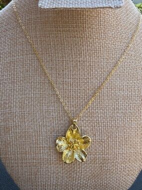 New Gold Flower Pendant Necklace - Women's Fashion Jewelry